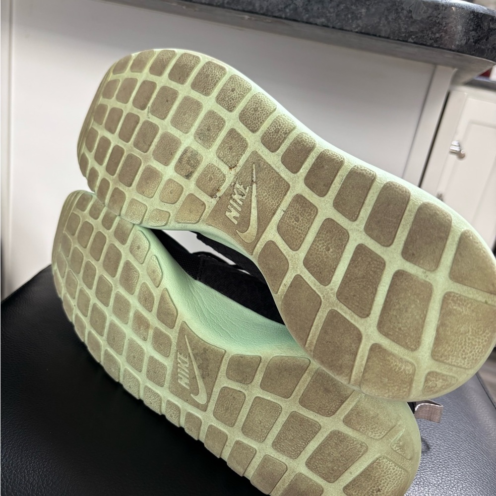 Nike roshe run Men’s yezzy Black Sneakers with Pink Swoosh and Light Green Sole - Picture 4 of 4